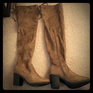 Suede Taupe knee-high heeled boots!